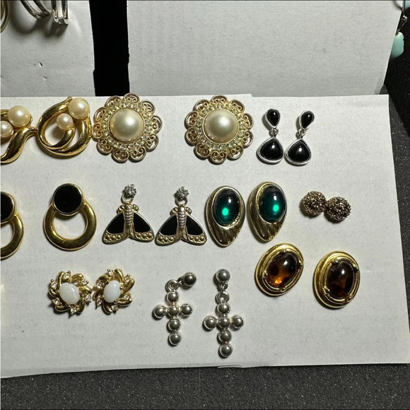 VINTAGE & MODERN COSTUME JEWELRY PIERCED STUD EARRINGS  LOT OF 28 PAIRS - Picture 2 of 9